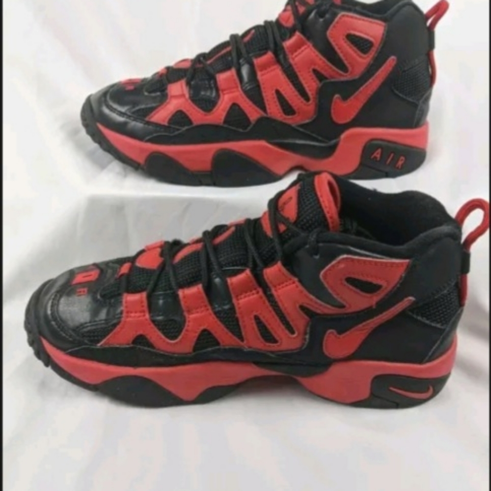 Nike slant mid GS red and black Sneaker basketball.